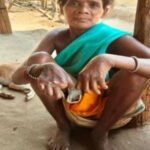 सात बार नदी पार कर तुमेरादी पहुंचा स्वास्थ्य दल, सन्नो बाई को मिला उपचार